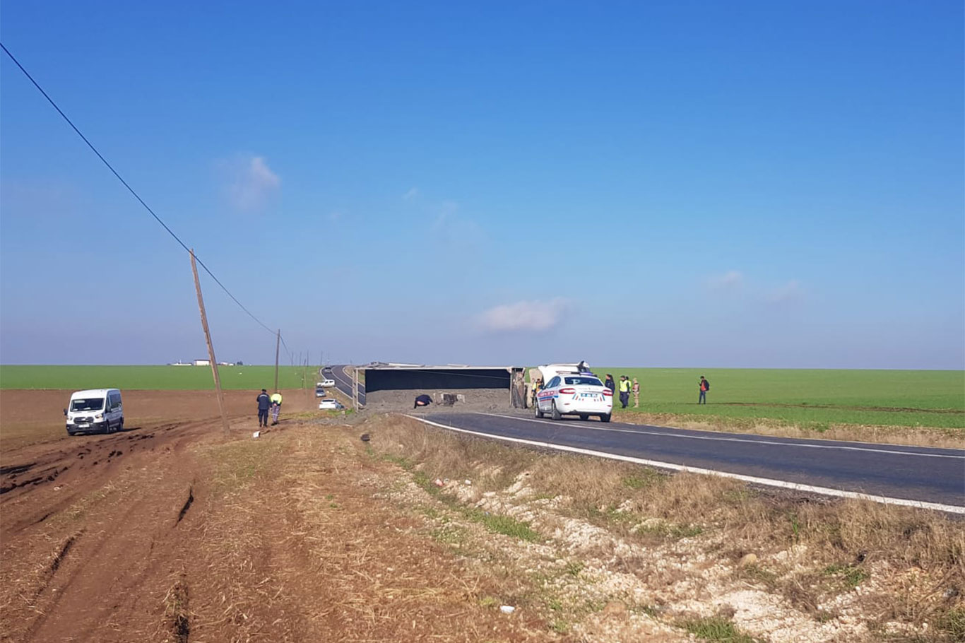 Diyarbakır'da Devrilen kamyon yolu çift yönlü trafiğe kapattı