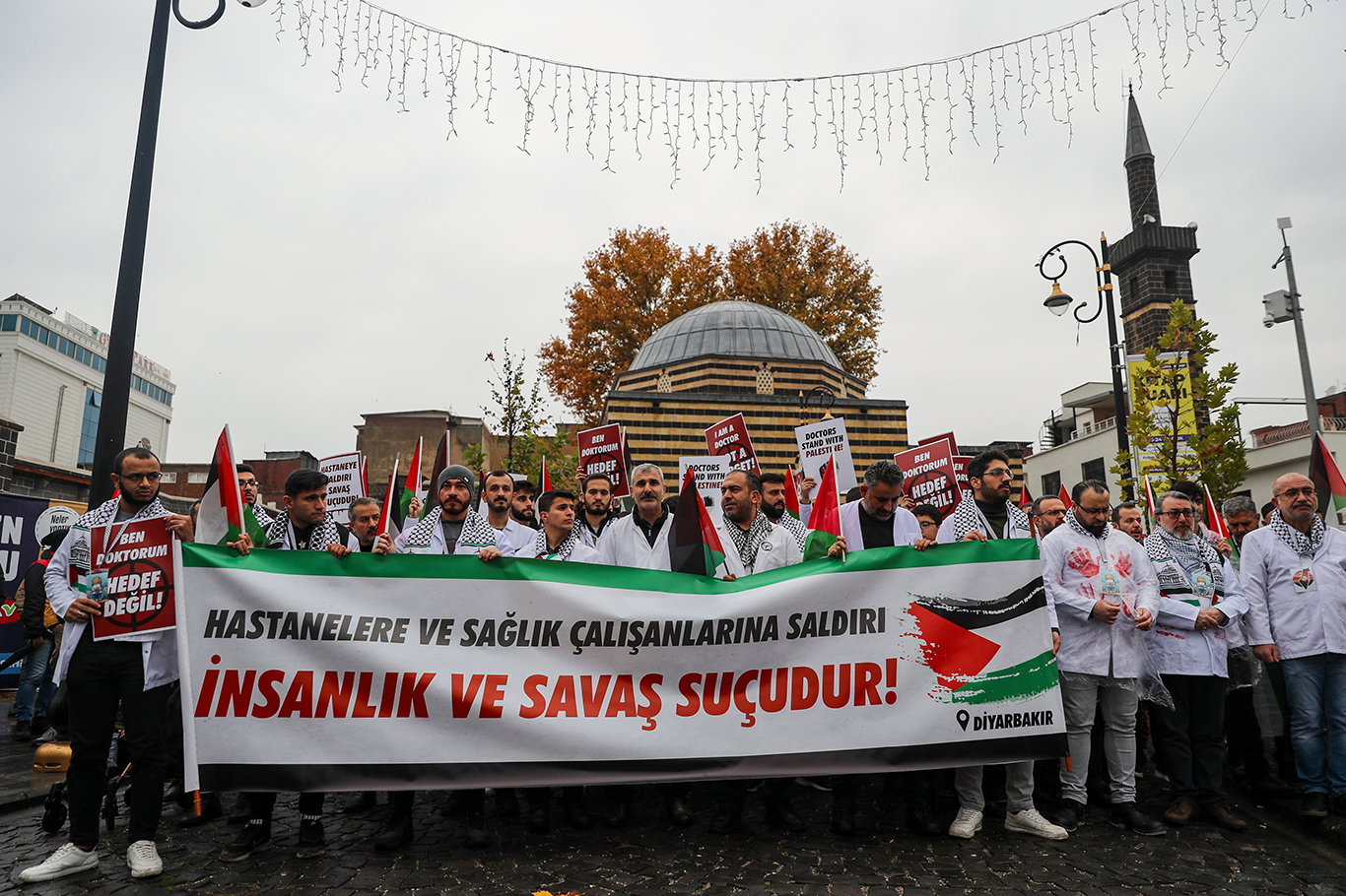 Gazze'deki meslektaşları için yürüdü