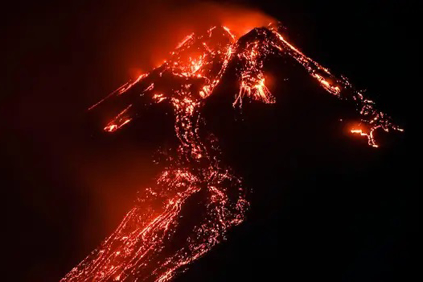 Etna Yanardağı'nda volkanik hareketlilik sürüyor