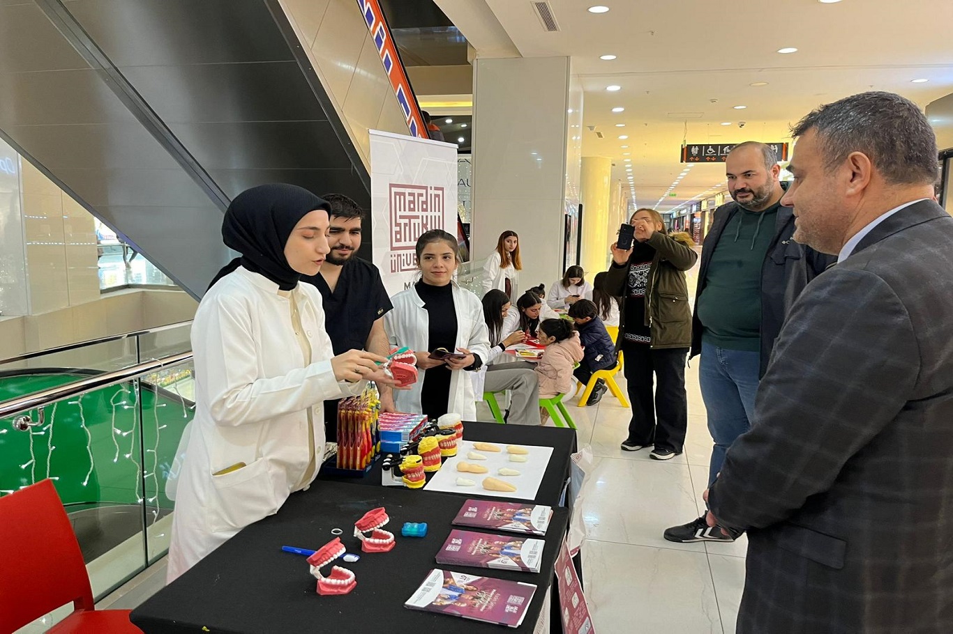 Mardin'de üniversite öğrencileri ağız ve diş sağlığının önemine dikkat çekti