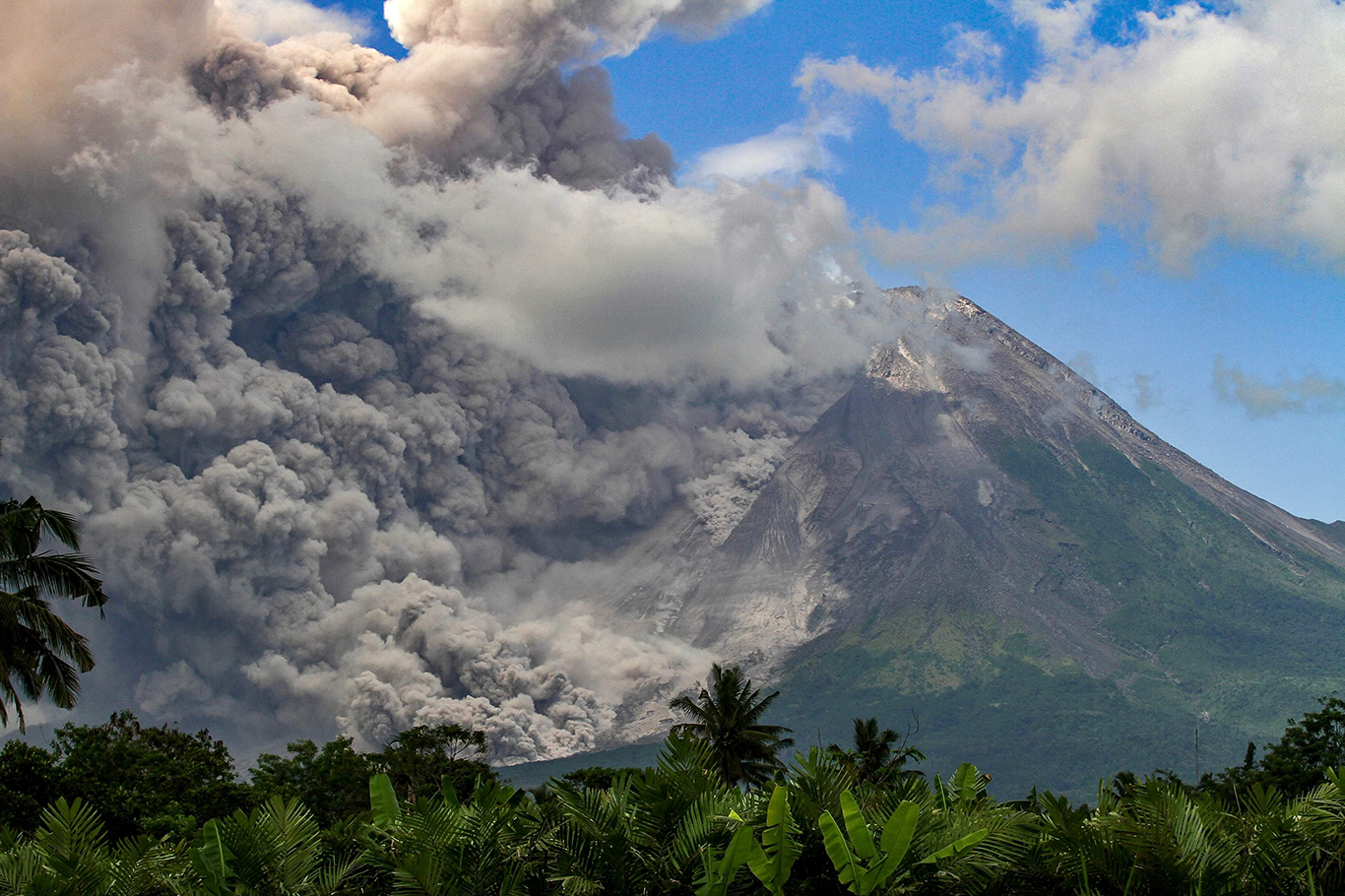 Merapi Yanardağı patladı: 11 dağcı öldü, 12 dağcıdan haber alınamıyor