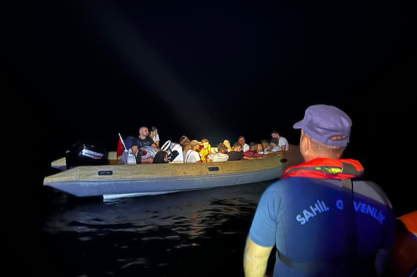 Muğla açıklarında düzensiz göçmen operasyonu: Göçmen kaçakçısı 2 kişiye gözaltı