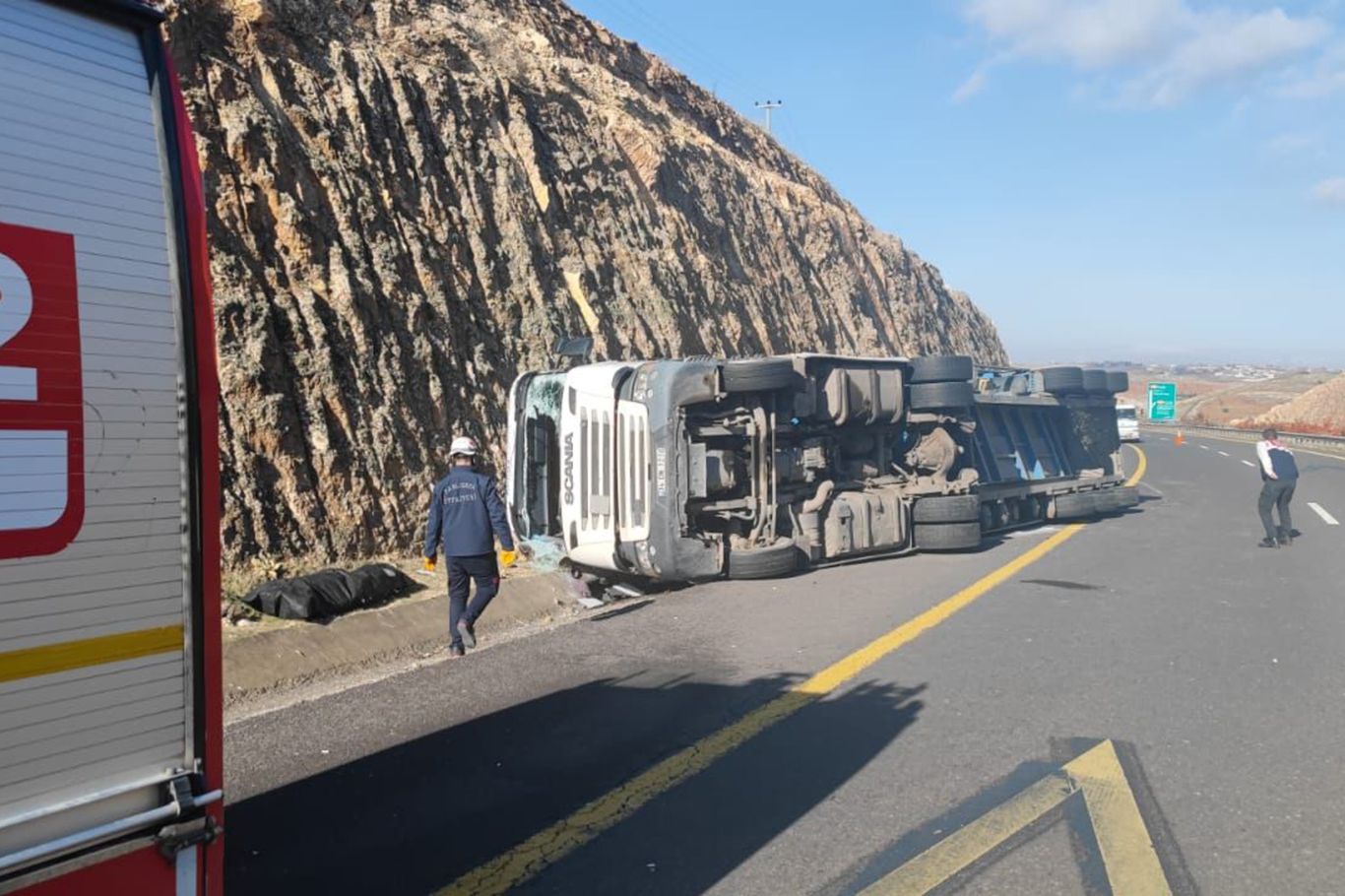 Şanlıurfa’da devrilen tırın sürücüsü hayatını kaybetti!