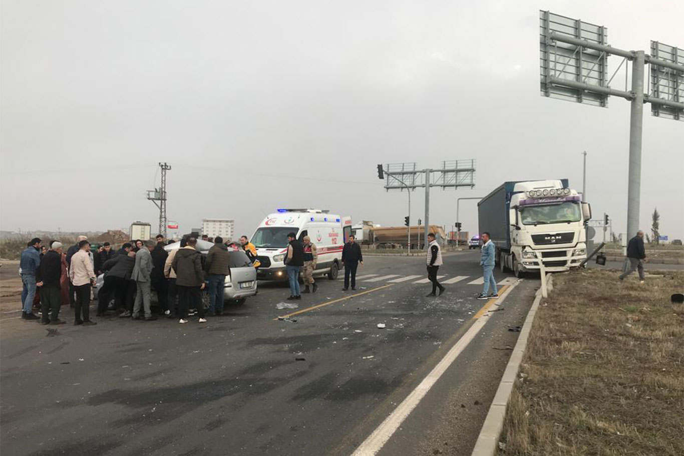 Diyarbakır Tır ile otomobilin çarpışmasında 2 kişi ağır yaralandı