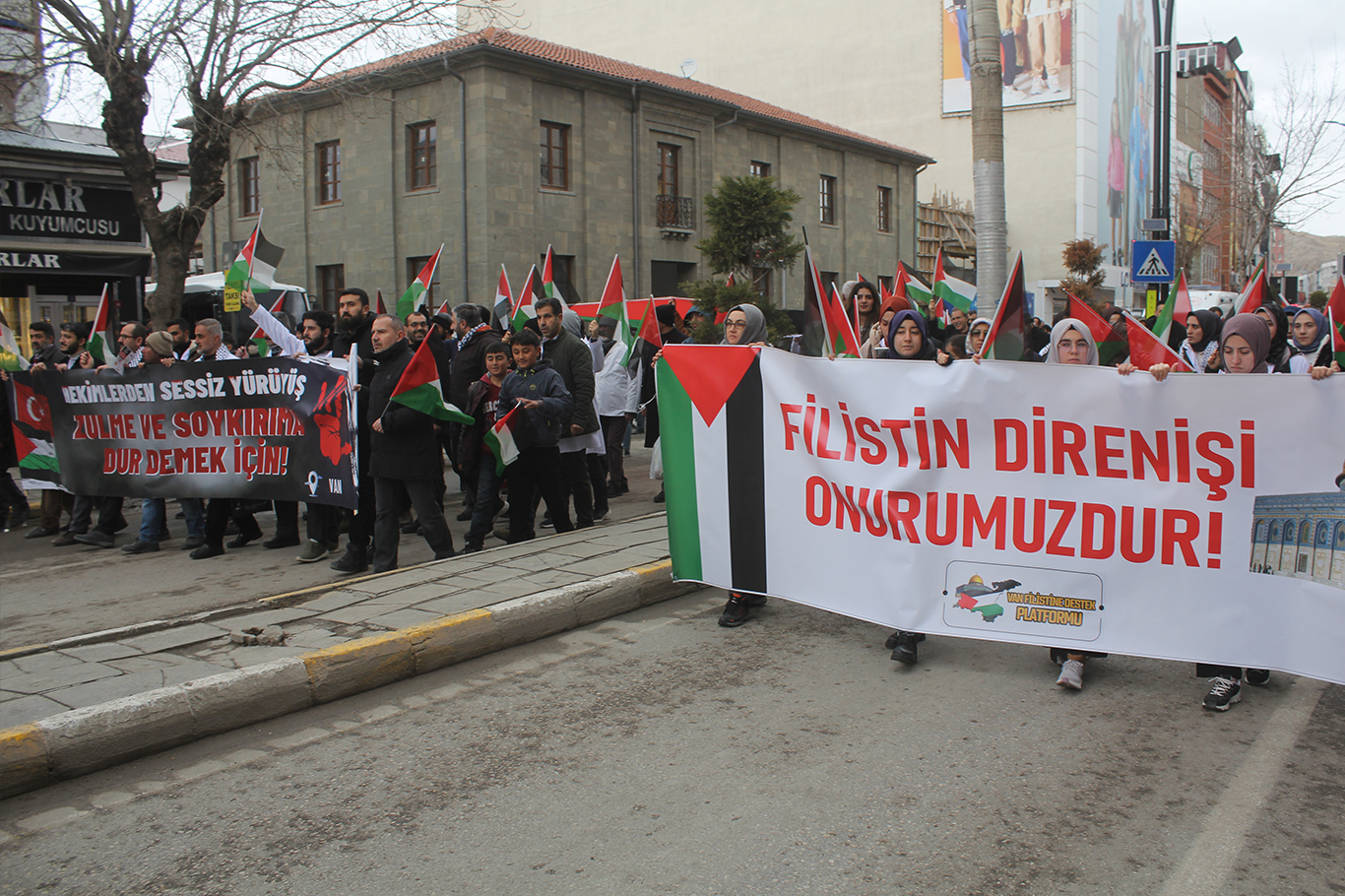 Van’daki hekimler ‘Gazze için sessiz yürüyüş’ yaptı