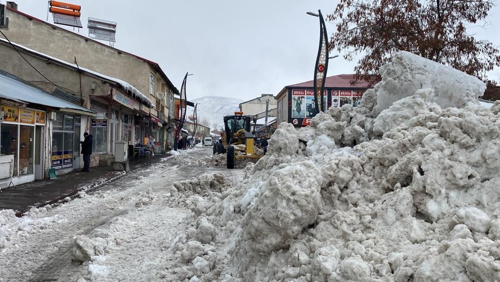 40 kamyon kar ilçe dışına atılıyor