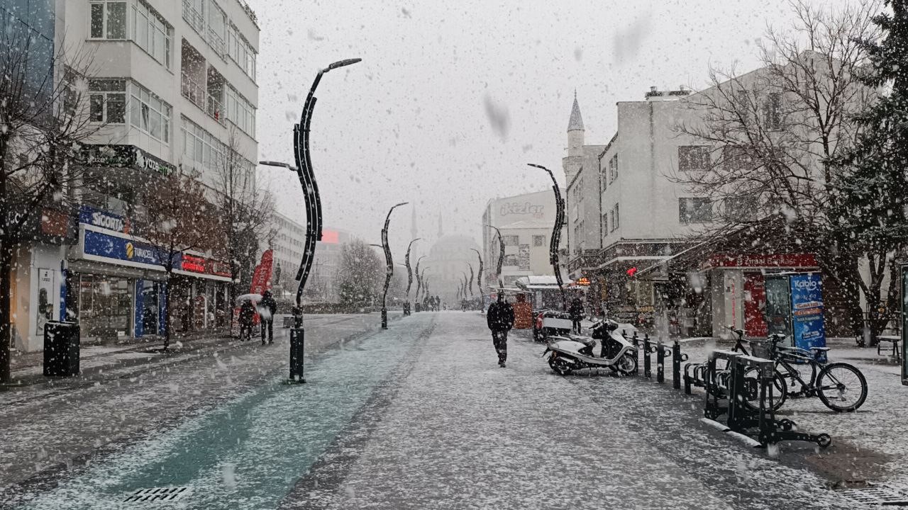 Lapa lapa kar yağıyor