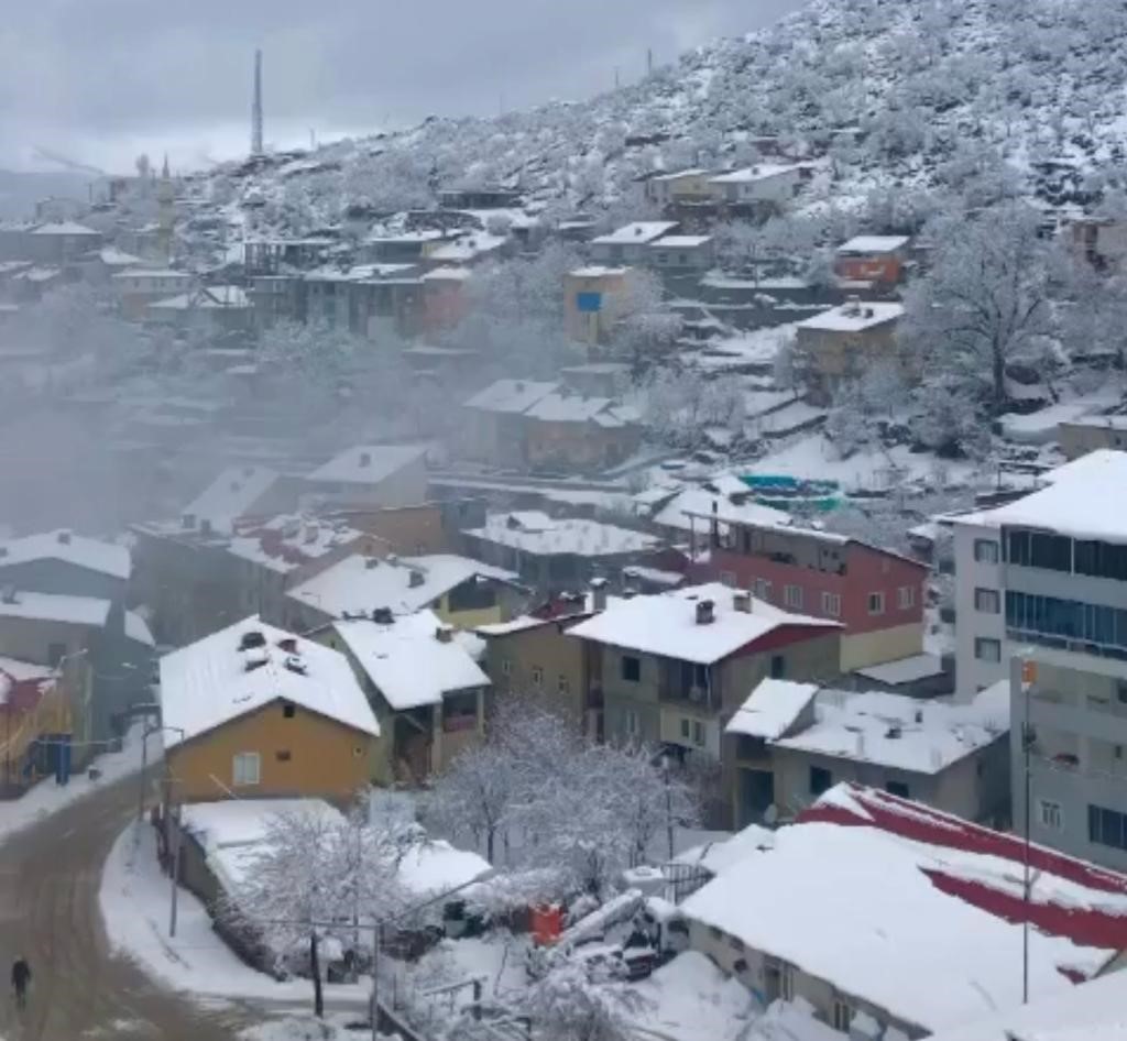 Kar kalınlığı 1 metreyi geçti, Kimse evden çıkamadı!