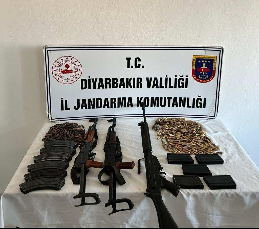 Diyarbakır'da 2 kişi tutuklandı.