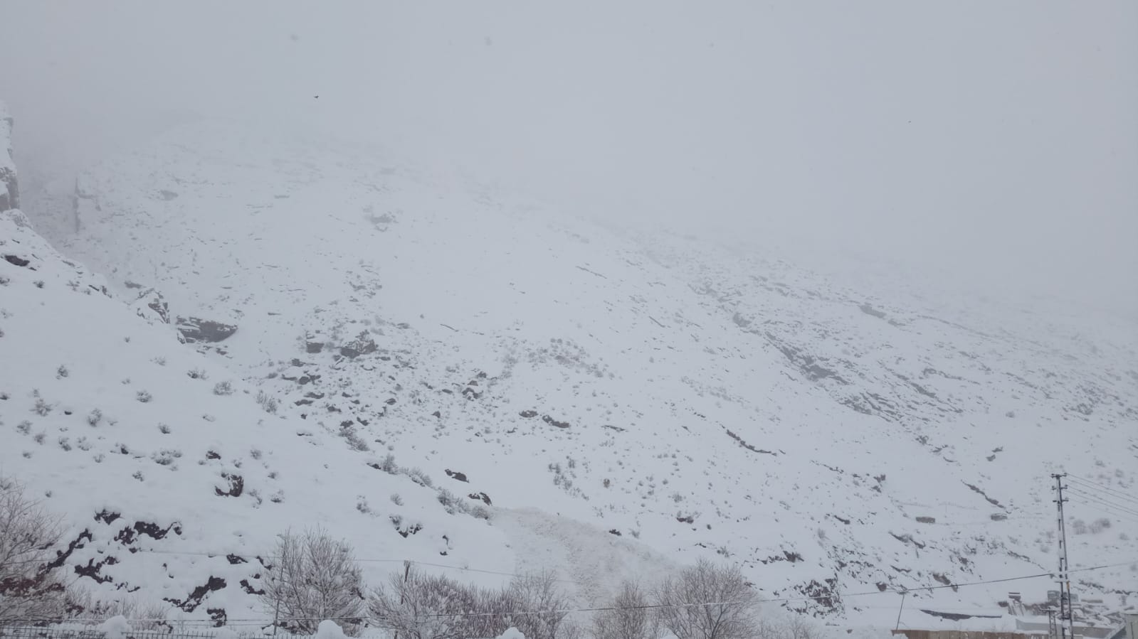 Çukurca- Şırnak Karayoluna çığ düştü