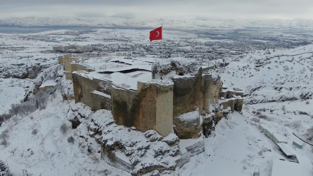 Kar yağışı Medeniyetlerin beşiği Harput'u beyaza bürüdü