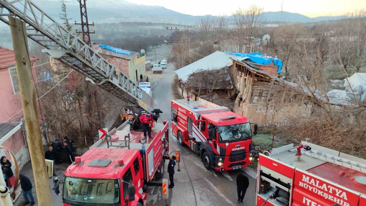 Depremin vurduğu Malatya’da bir ev küle döndü