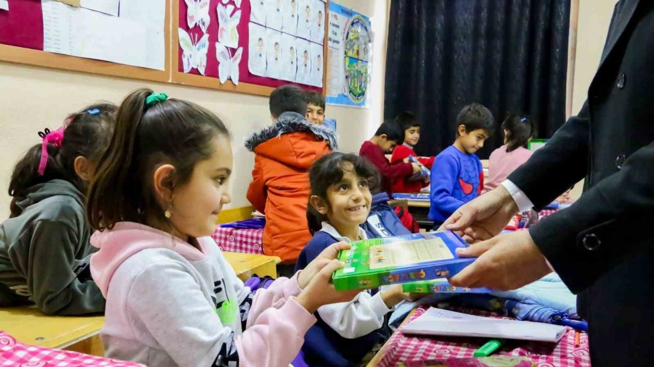 Diyarbakır’da köy okullarındaki çocuklara hediye