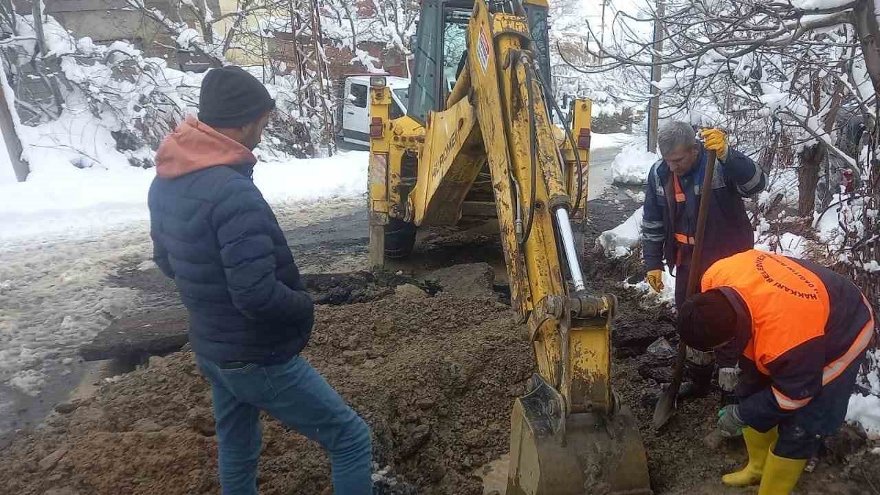 Dondurucu havada su arızasını giderdiler