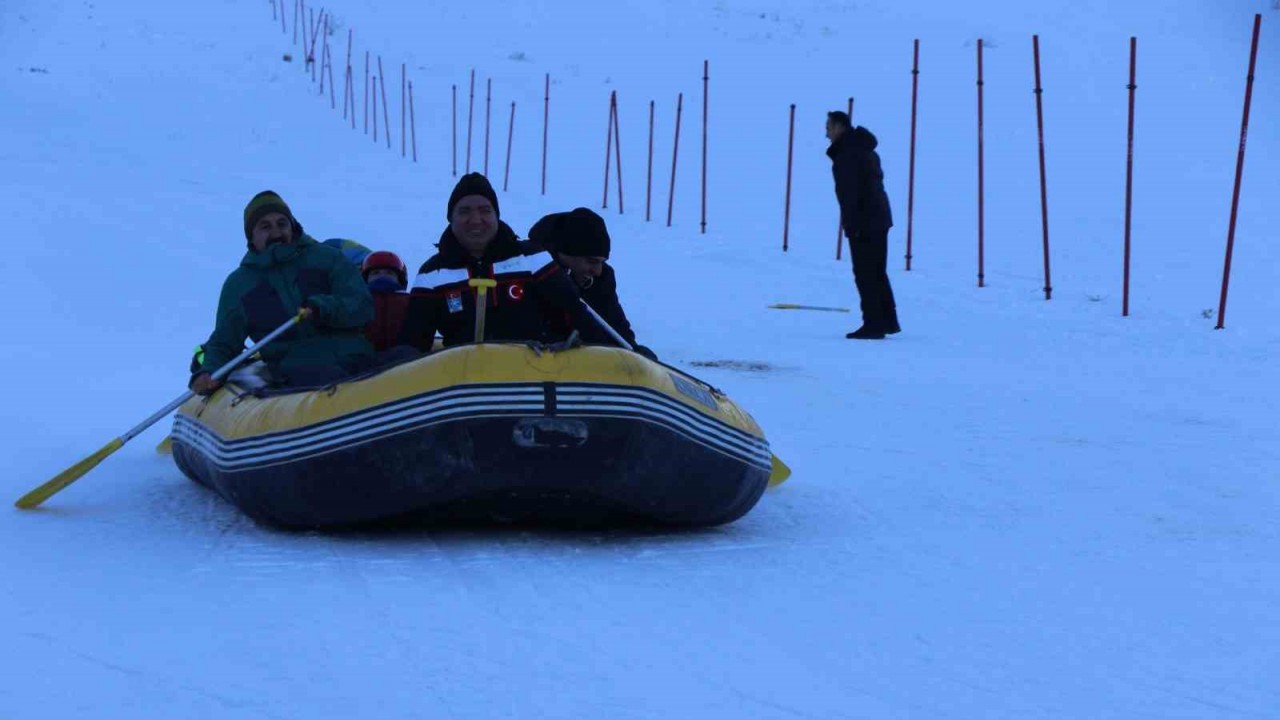 Erzincan'da kar raftingi renkli görüntüler oluşturdu