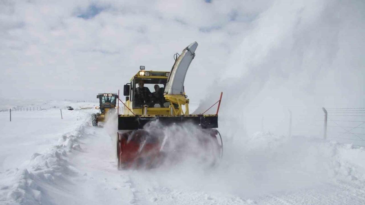 Erzincan’da kardan kapanan 375 köy yolu ulaşıma açıldı