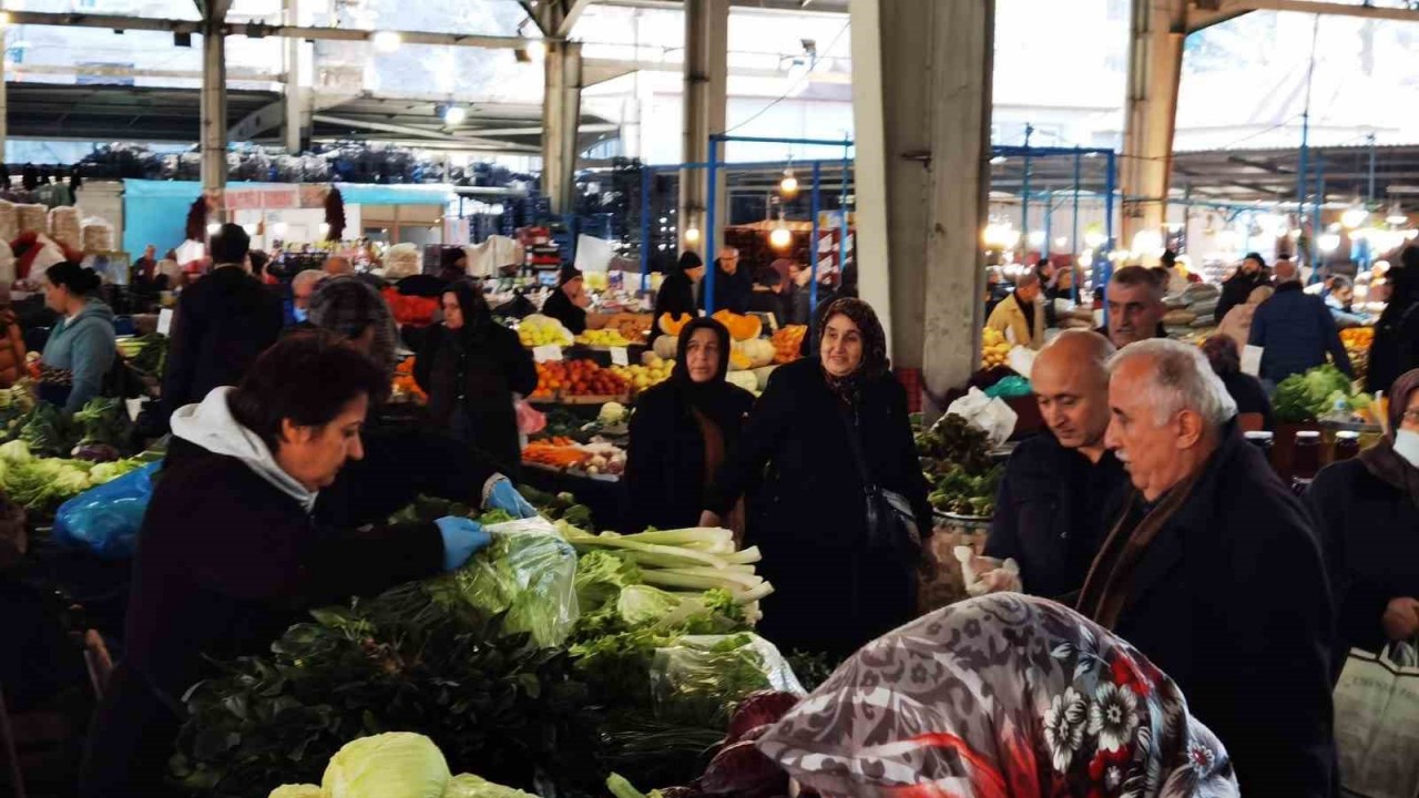 Halk pazarındaki hareketlilik esnafın yüzü güldü