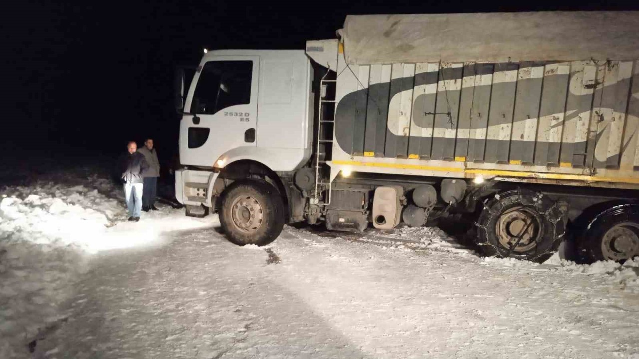 Kar nedeniyle yolda kalan araçları ekipler kurtardı