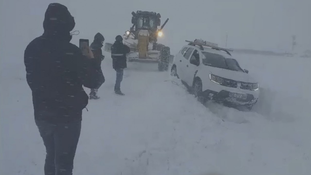 Karda mahsur kalan araçlar kurtarıldı