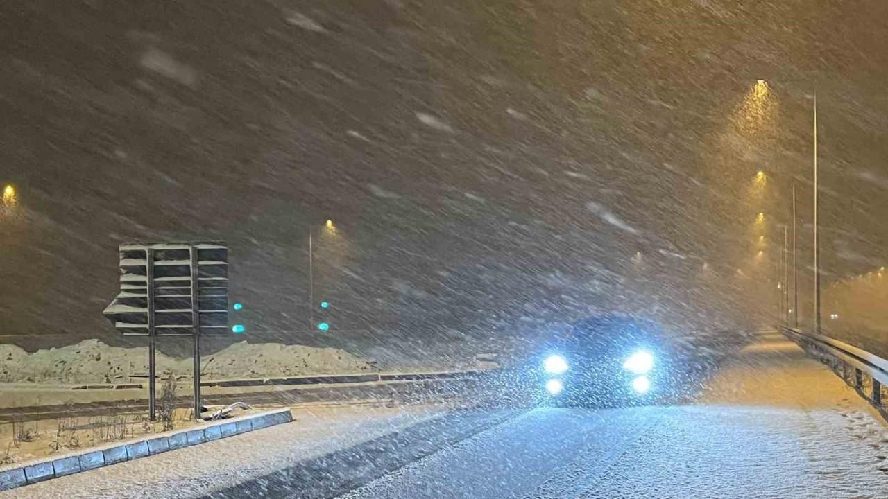 Kuzey Marmara Otoyolu Kocaeli geçişinde kar yağışı etkili oluyor