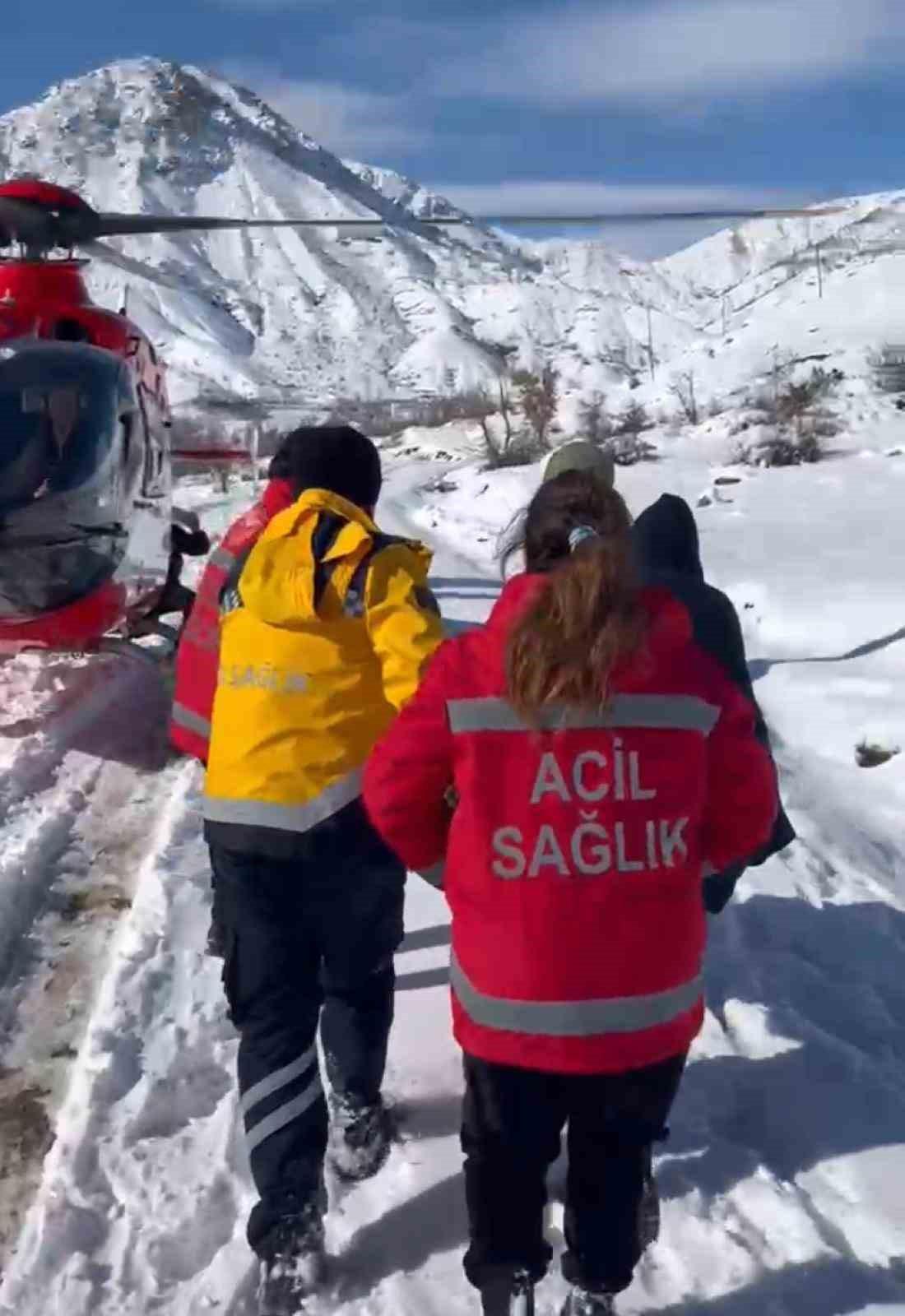 Lice'de solunum sıkıntısı çeken çocuk helikopterle hastaneye ulaştırıldı