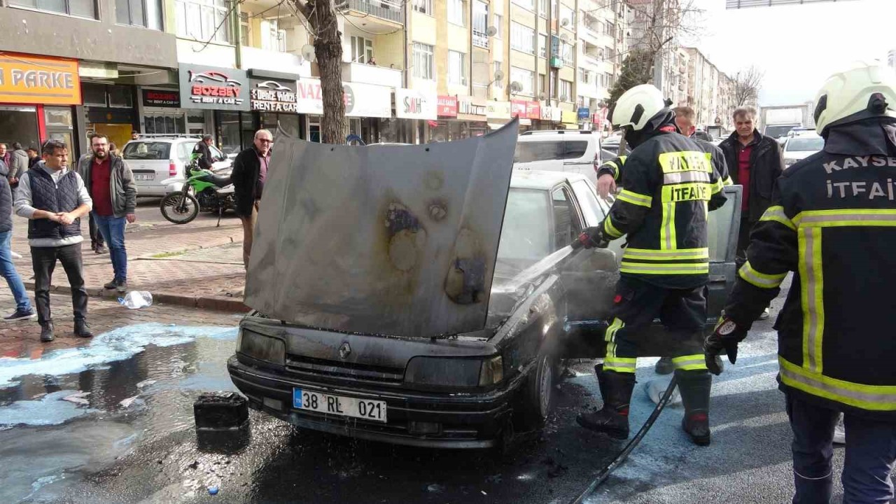 Marşa basmasıyla arabasının yanması bir oldu