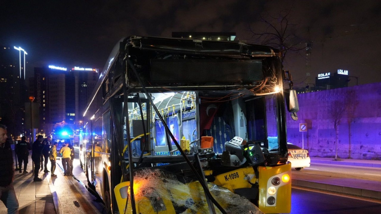 Şişli’de İETT otobüsü park halindeki hafriyat kamyonuna çarptı: 9 yaralı