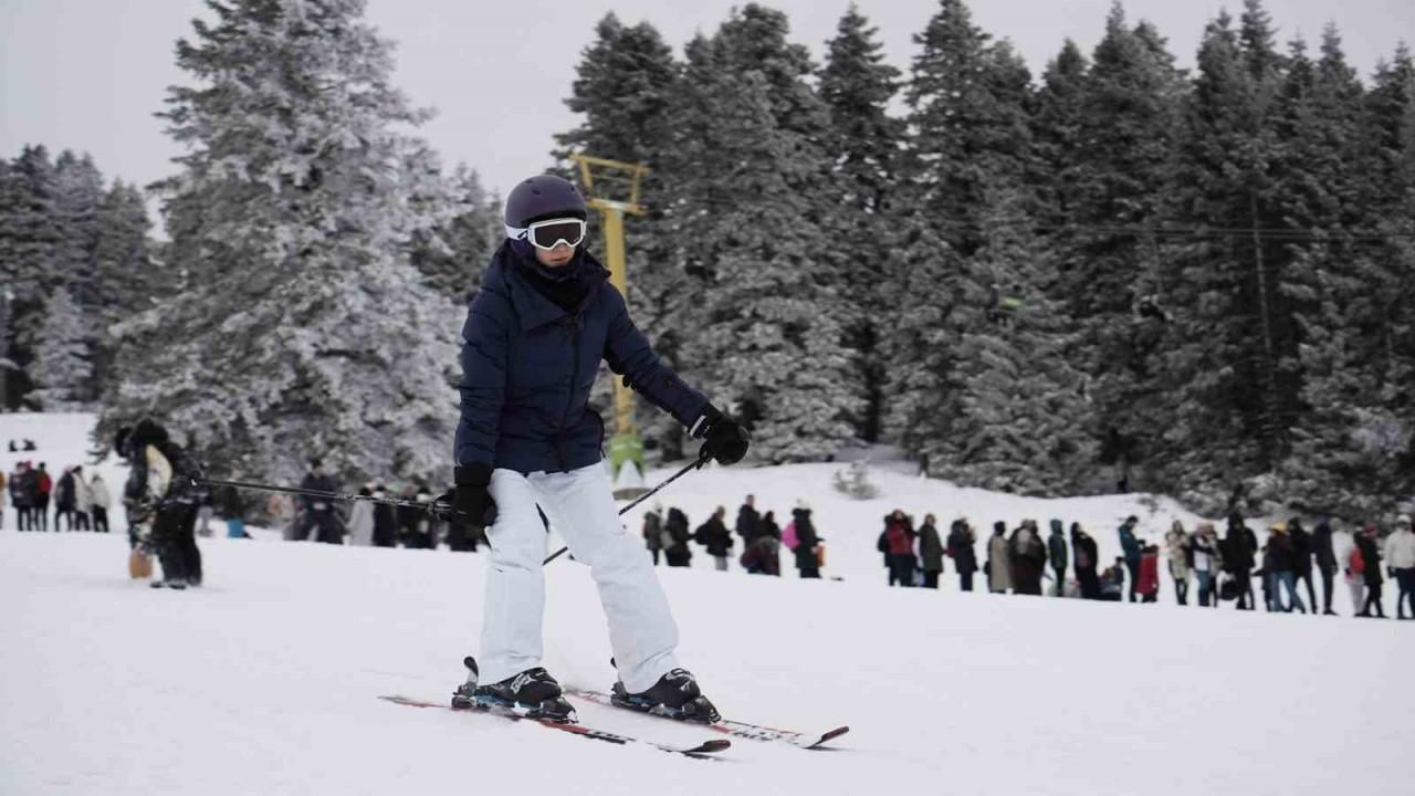 Uludağ’da teleferik ve telesiyej izdihamı, metrelerce kuyruk oluştu