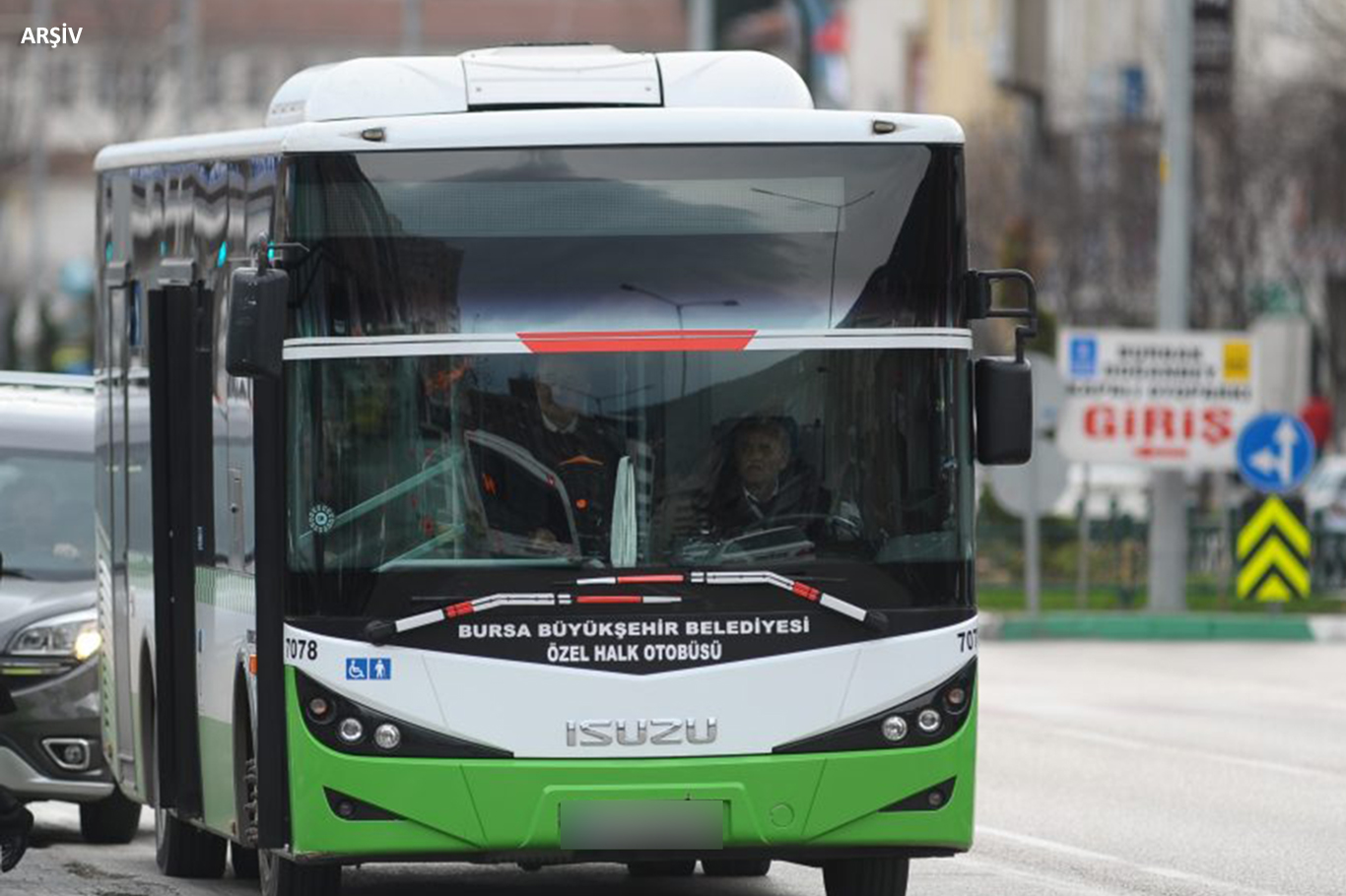 Babaannesinin otobüste unuttuğu torunu ailesine teslim edildi