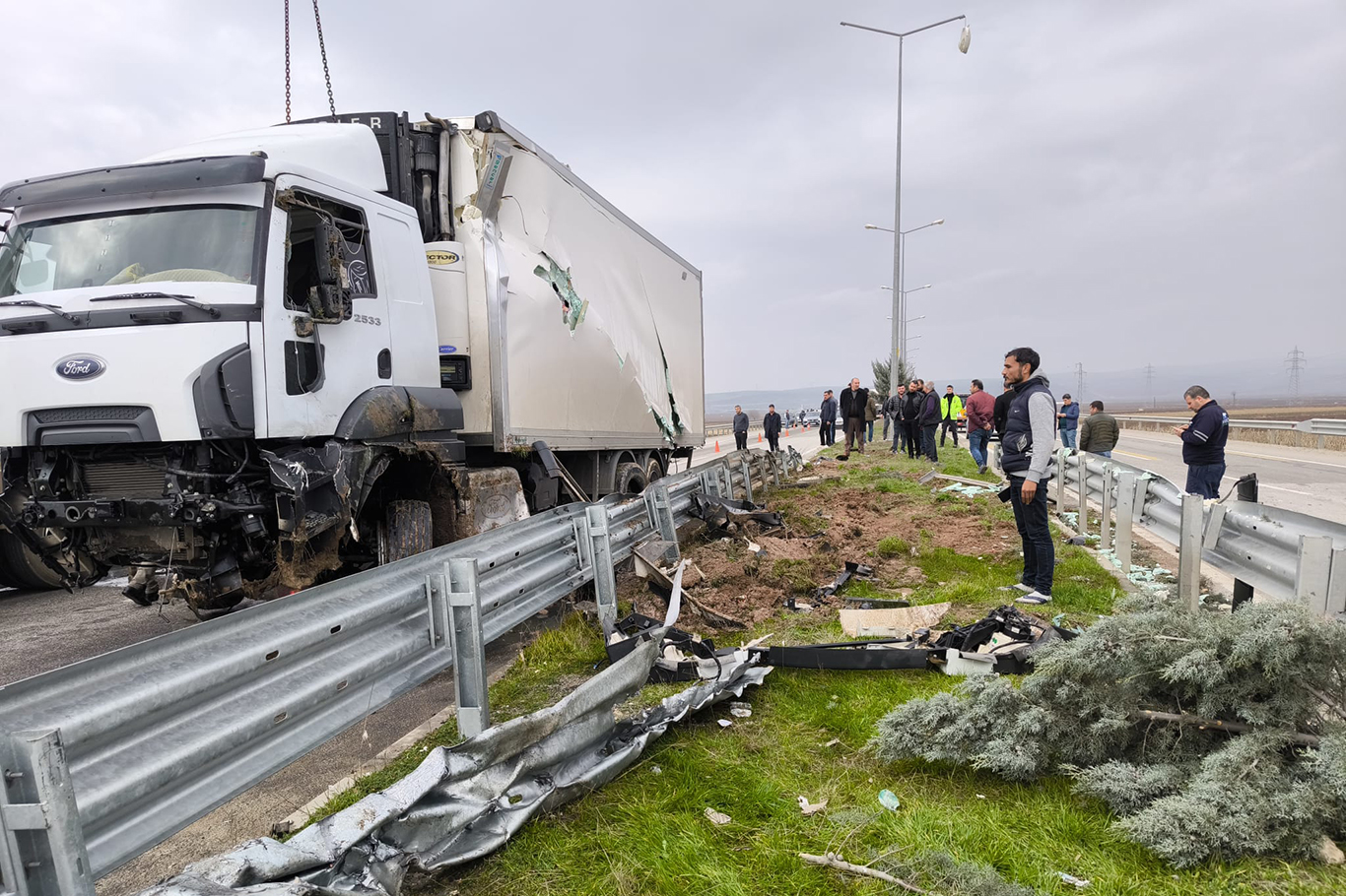 Batman'da kamyon devrildi, trafik aksadı