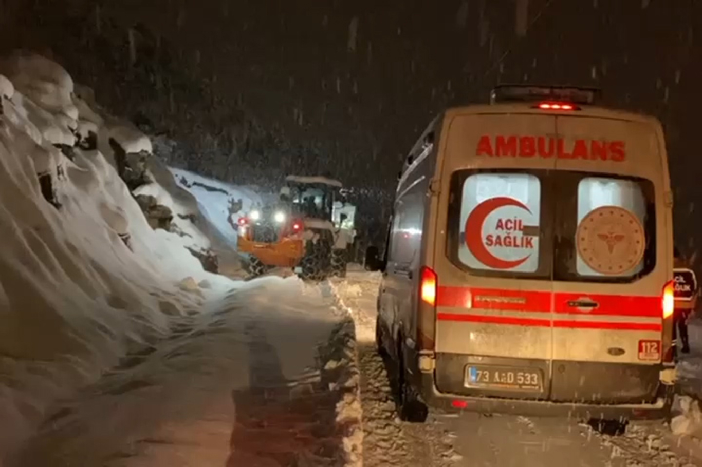 Bir metreyi aşan karda hasta için seferber oldular