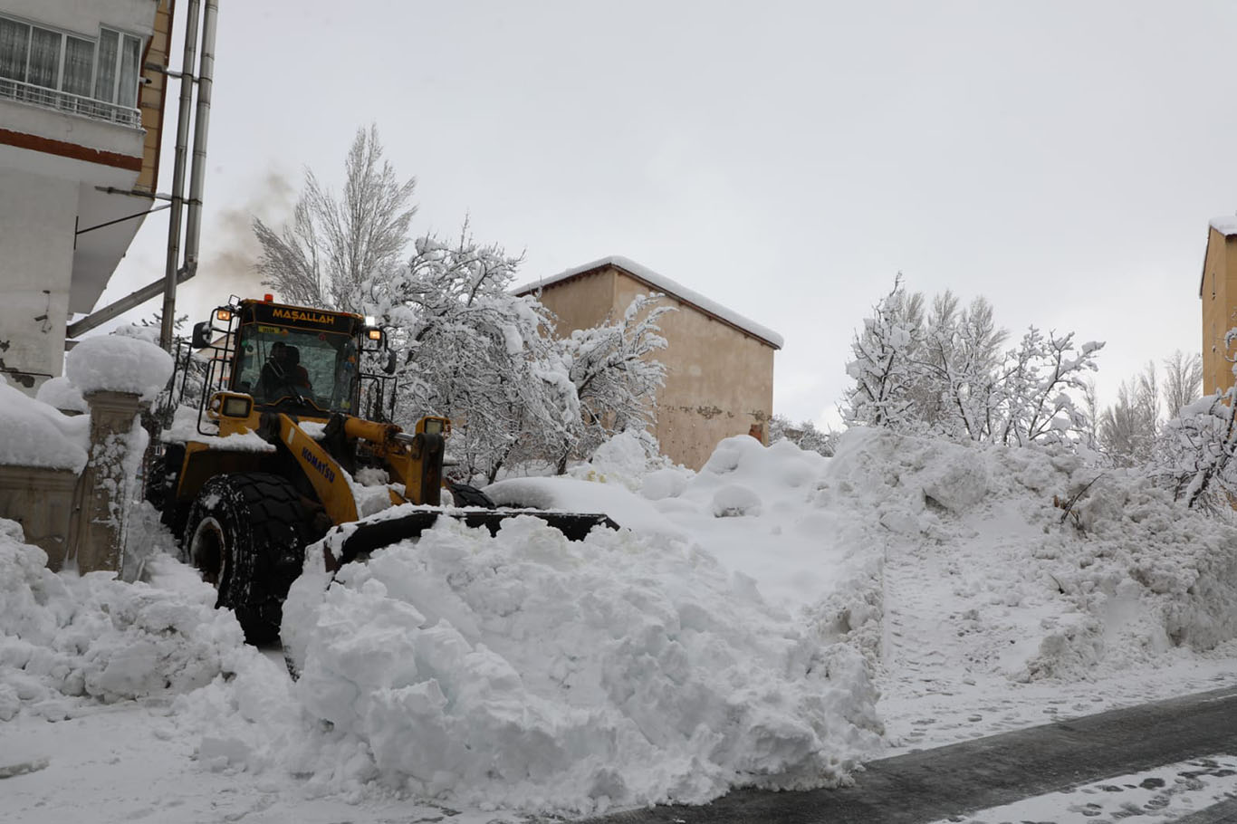 Bitlis'te dünden bu yana 215 köy yolu ulaşıma açıldı