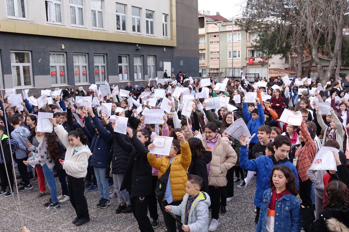 Bursa'da 700 bin öğrenci karne heyecanı yaşadı