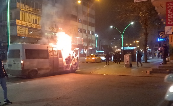 Diyarbakır'da minibüsten önce duman çıktı sonra alevlere teslim oldu