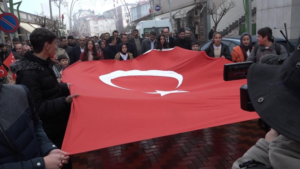 Diyarbakır'da şehitlere saygı yürüyüşü