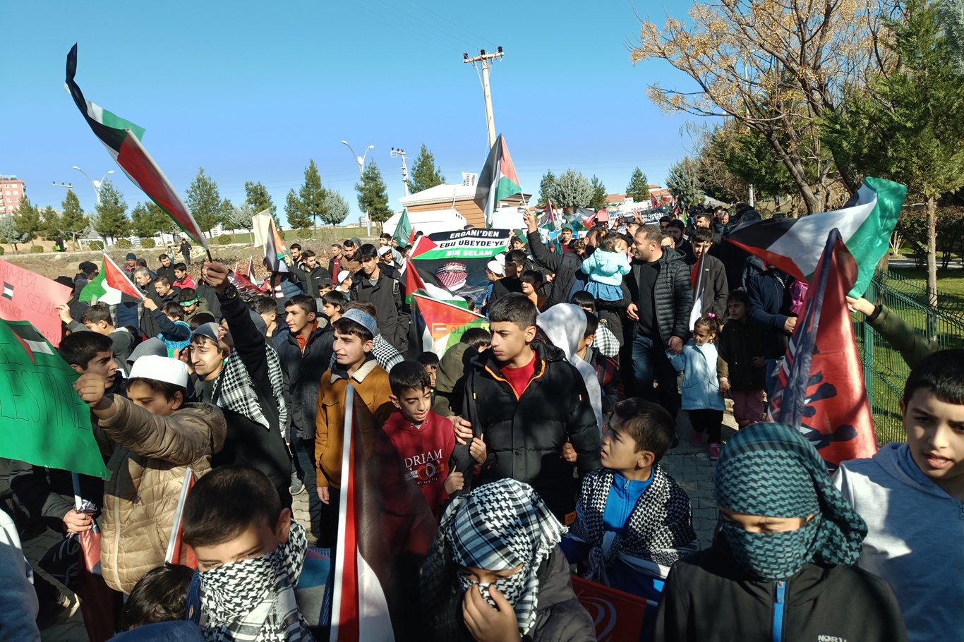 Diyarbakırlı çocuklar Gazzeli kardeşleri için yürüdü