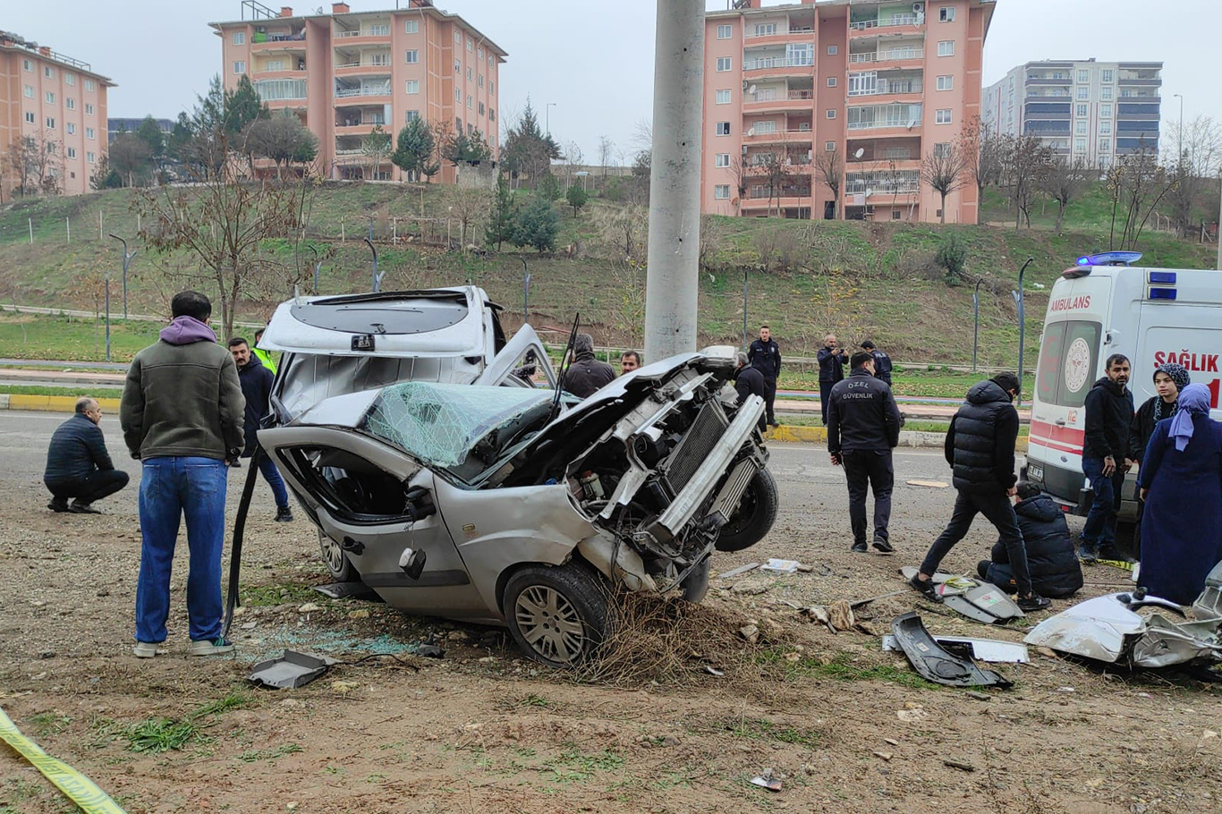 Elektrik direğine çarpan hafif ticari taksi hurdaya döndü