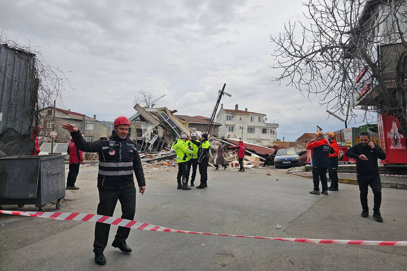 Binanın çöktüğü anlar kamerada