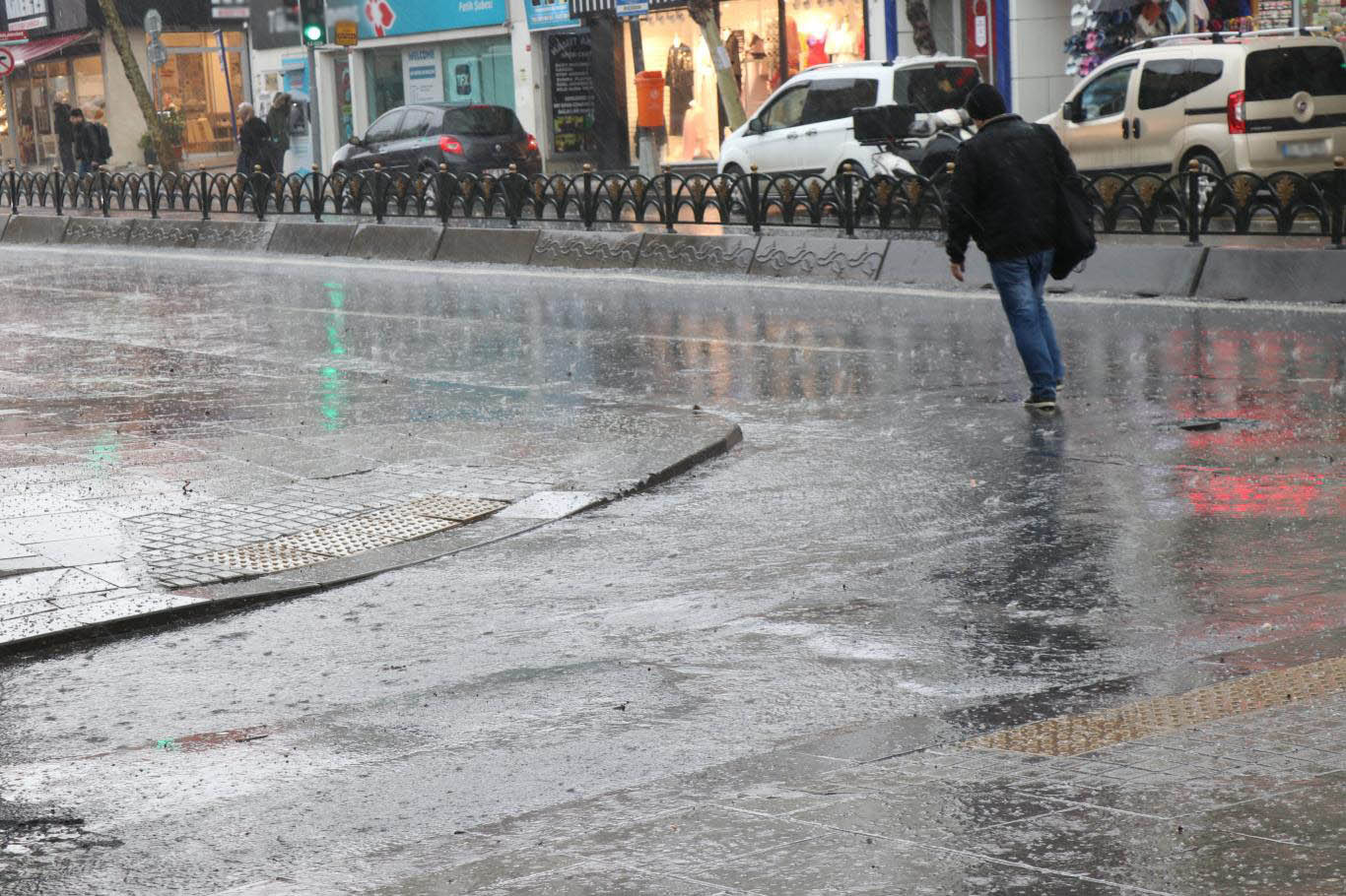 Bingöl’de sağanak nedeniyle iş yerini su bastı