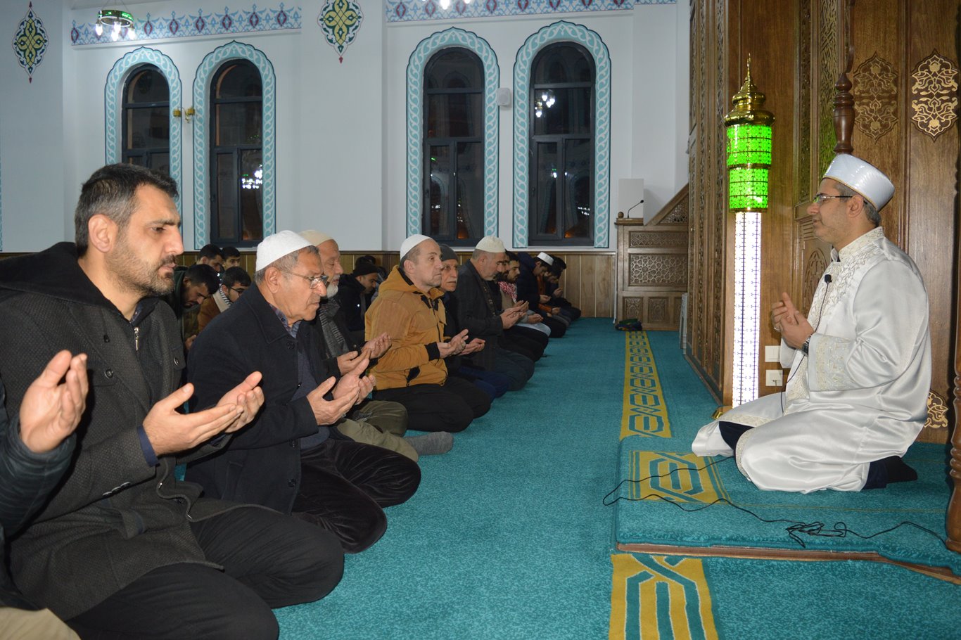 Sabah namazında bir araya gelen HÜDA PAR Siirt Gençlik Kolları Gazze için dua etti