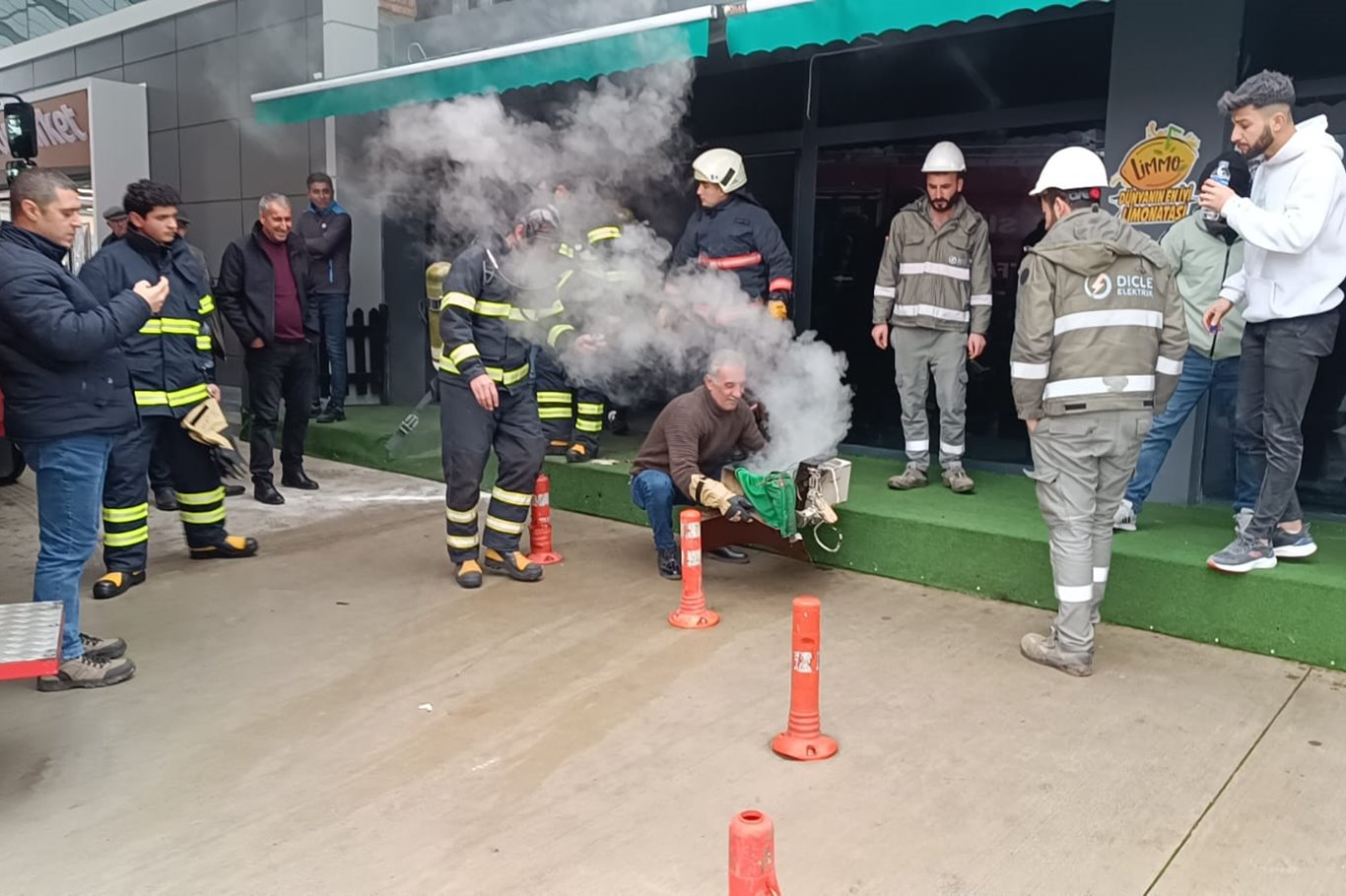 Siirt'te bir kafede çıkan yangın kontrol altına alındı