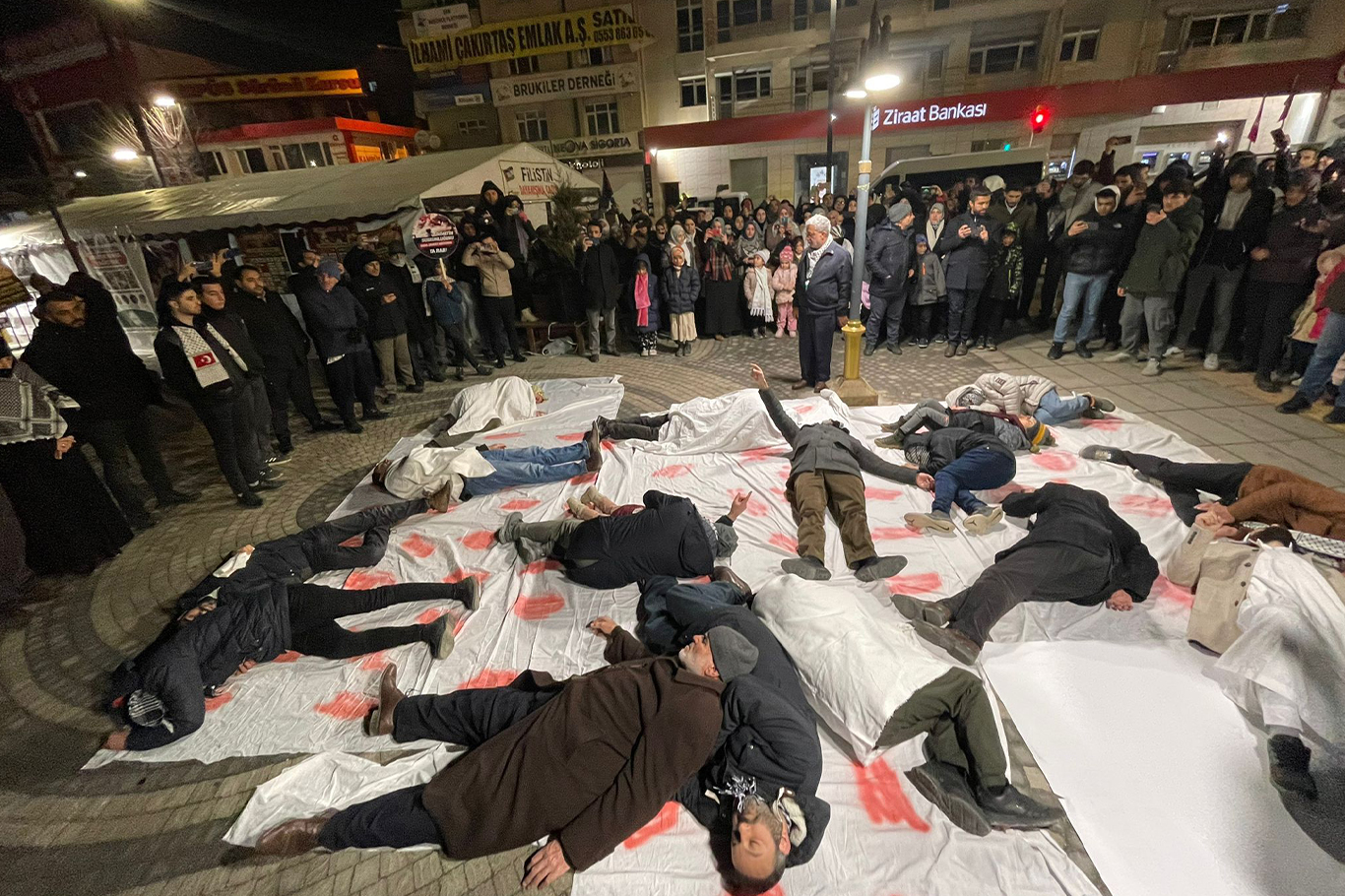 Van’da kefenli protesto