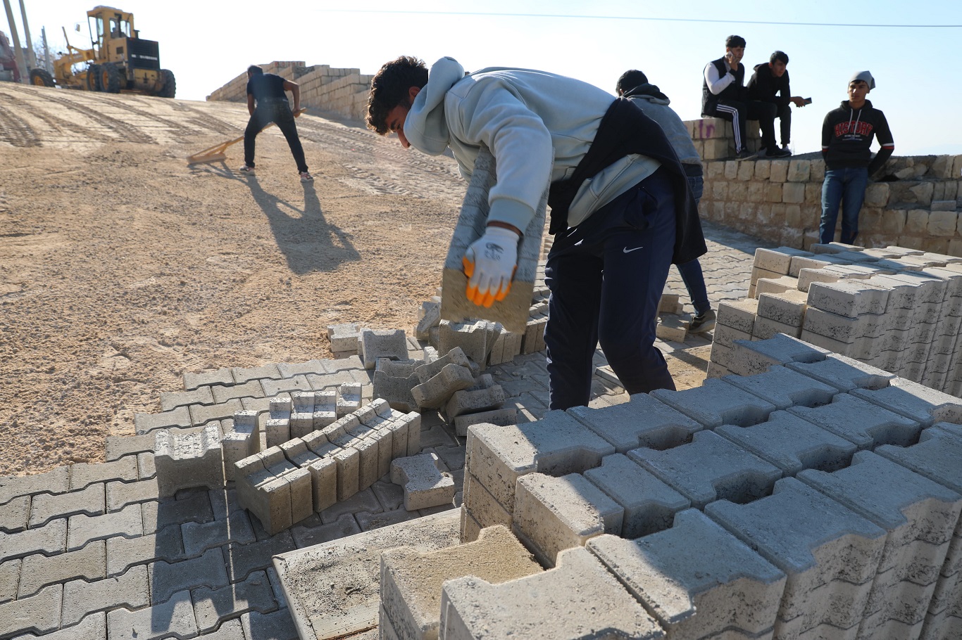 Stad Caddesi'nde parke çalışması yapılıyor