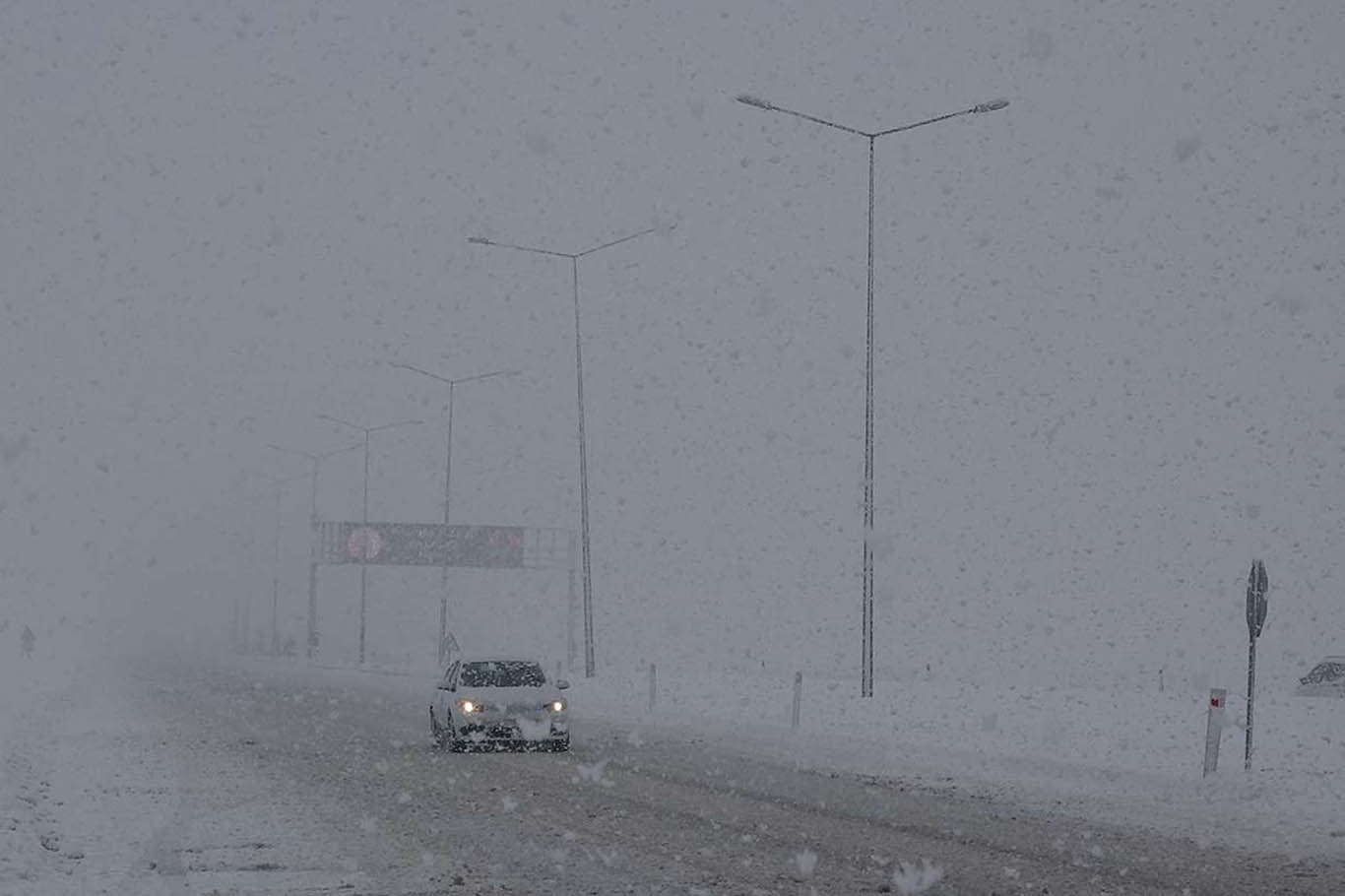 Tokat-Sivas kara yolu tır geçişine kapatıldı