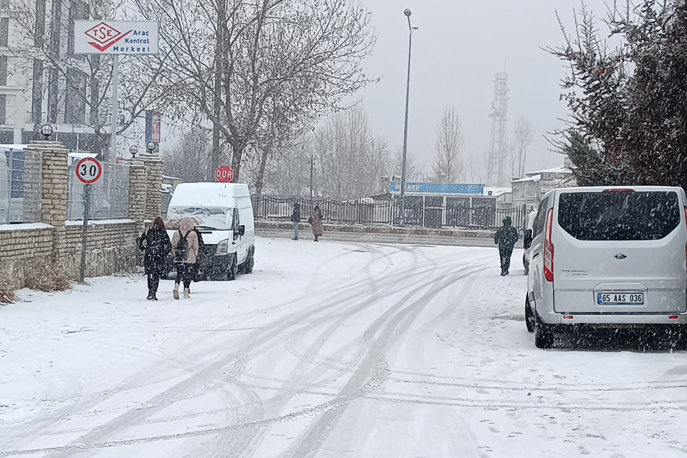 Vanlılar güne karla uyandı