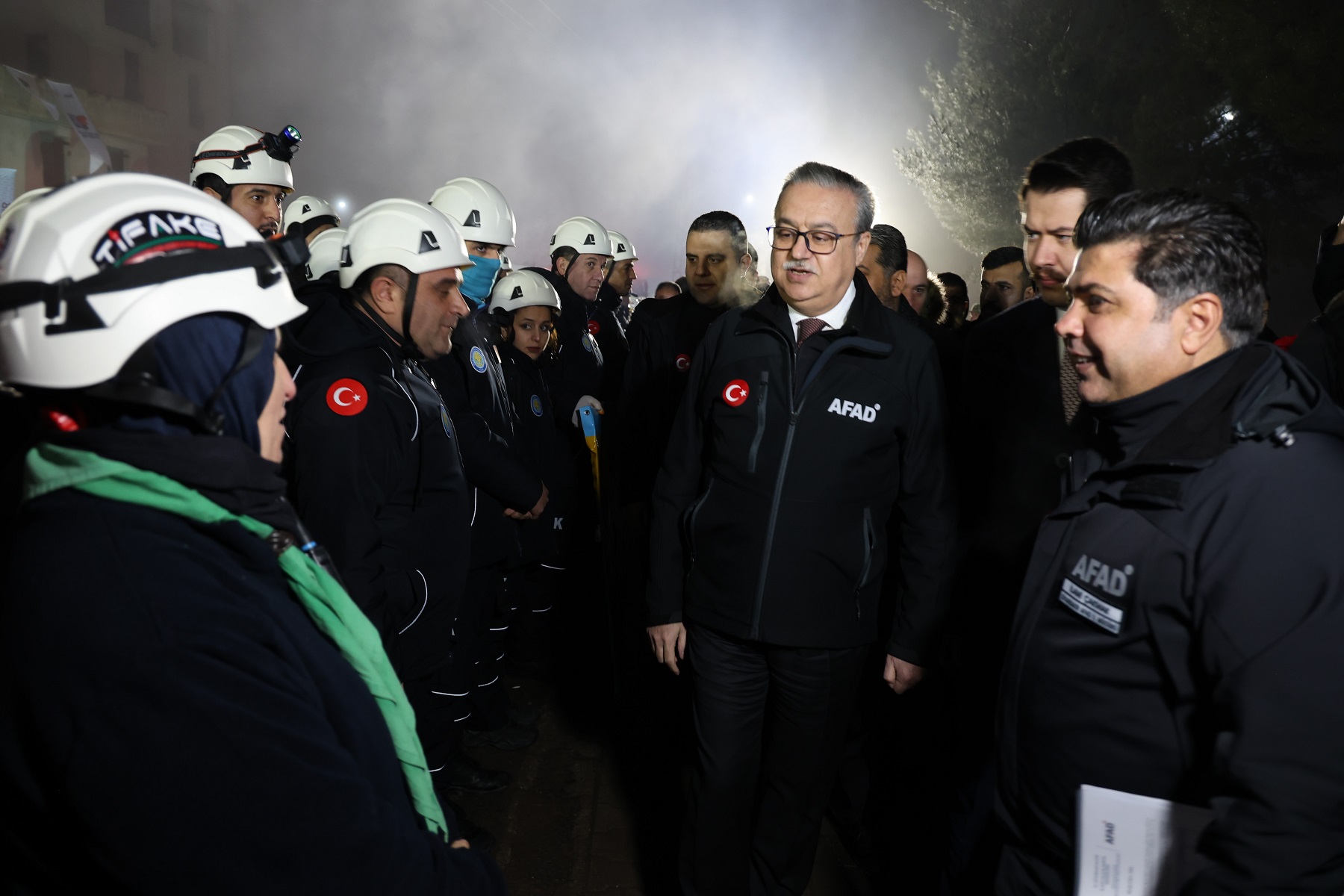 Diyarbakır Valisi, depremde arama-kurtarma ekipleriyle bir araya geldi