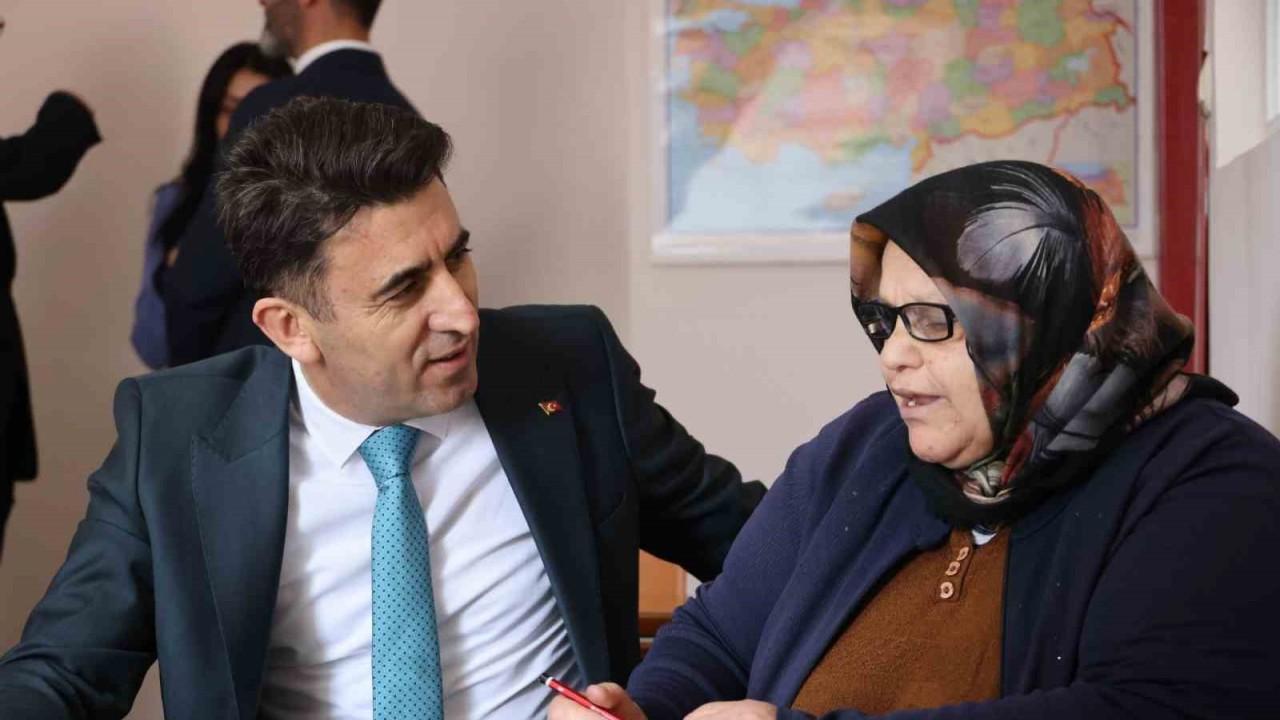 62 yaşındaki kadının okuma yazma azmi