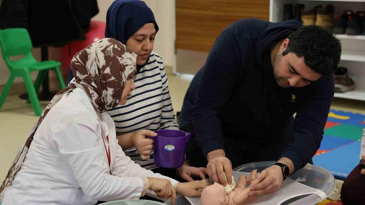 Anne ve baba adayları doğum öncesi ve sonrası için eğitime alınıyor