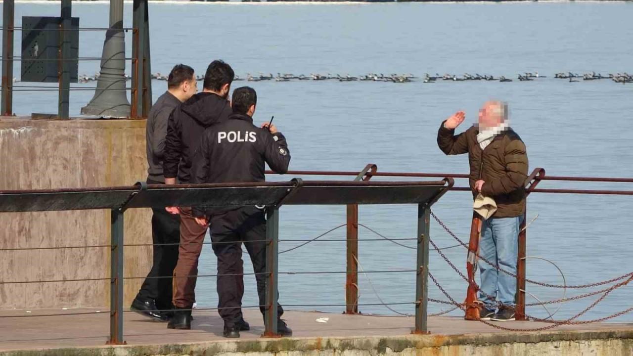 Av tüfeği kendisine doğrultan şahsı polis ikna etti