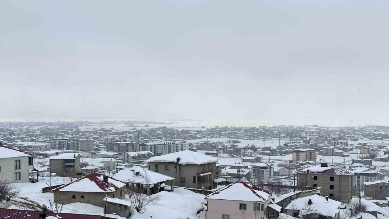 Hakkari’de 10 köy ve 32 mezra yolu ulaşıma kapandı